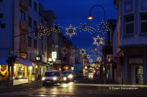 Weihnachtsbeleuchtung von Essert-Illuminationen mit LED-Lichterketten und Girlande als Straßenüberspannung in Köln Dellbrück