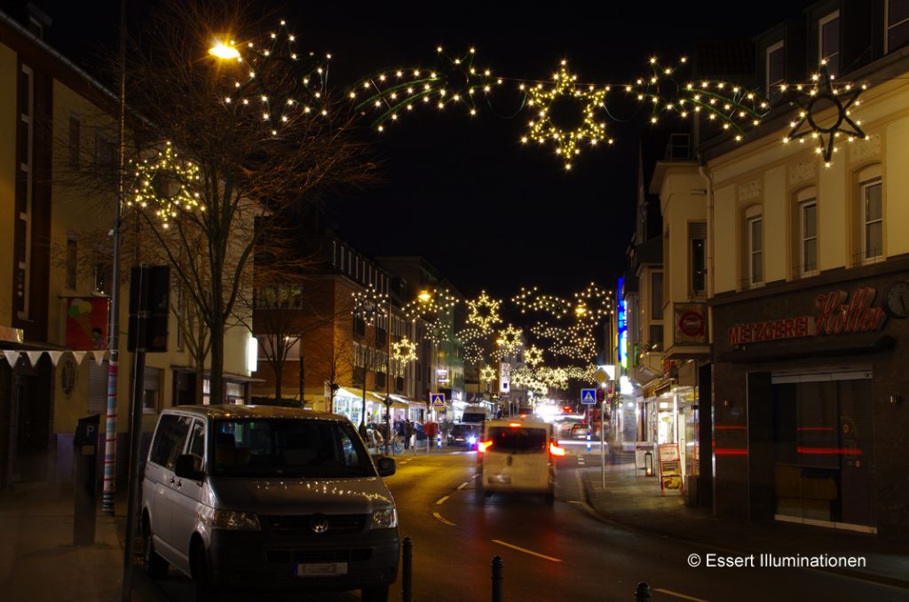 Weihnachtsbeleuchtung von Essert-Illuminationen mit LED-Lichterketten und Girlande als Straßenüberspannung in Köln Dellbrück