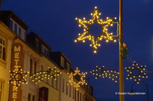 Weihnachtsbeleuchtung von Essert-Illuminationen mit LED-Lichterketten und Girlande als Laternenbeleuchtung in Köln Dellbrück