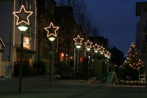 Weihnachtsbeleuchtung von Essert-Illuminationen mit LED-Lichtschlauch und Girlande als Laternenbeleuchtung in Kornwestheim