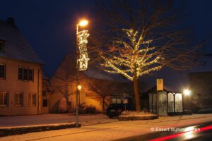 Weihnachtsbeleuchtung von Essert-Illuminationen mit LED-Lichterketten und LED-Lichtschlauch als Laternenbeleuchtung in Lauda Königshofen