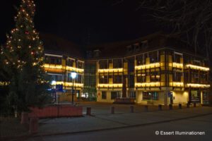 Weihnachtsbeleuchtung von Essert-Illuminationen mit LED-Lichterketten als Gebäudebeleuchtung in Lauda-Königshofen