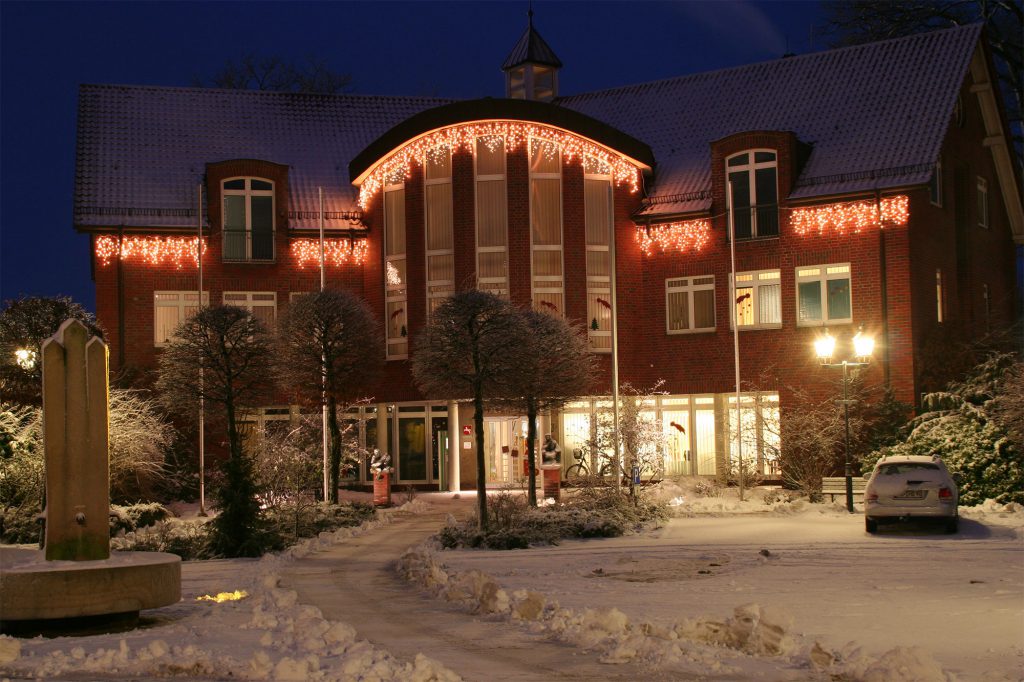 Weihnachtsbeleuchtung von Essert-Illuminationen mit LED-Lichterketten als Gebäudebeleuchtung in Lindern
