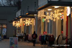 Weihnachtsbeleuchtung von Essert-Illuminationen mit LED-Lichtschlauch und LED-Lichterketten als Gebäudebeleuchtung der Gebäudebeleuchtung der Ludwig Arkaden in Ludwigsfelde in Ludwigsfelde