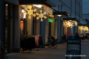 Weihnachtsbeleuchtung von Essert-Illuminationen mit LED-Lichtschlauch und LED-Lichterketten als Gebäudebeleuchtung der Ludwigsarkaden in Ludwigsfelde