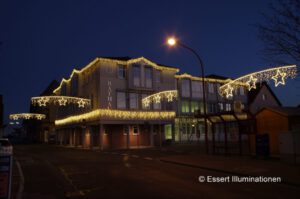 Weihnachtsbeleuchtung von Essert-Illuminationen mit LED-Lichterketten als Straßenüberspannungen in Mainaschaff