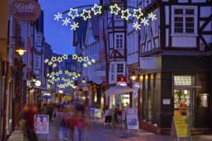 Weihnachtsbeleuchtung von Essert-Illuminationen mit LED-Lichtschlauch und Girlande als Straßenüberspannung in Marburg
