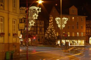 Weihnachtsbeleuchtung von Essert-Illuminationen mit LED-Lichtschlauch und LED-Lichterketten als Laternenbeleuchtung in Marburg