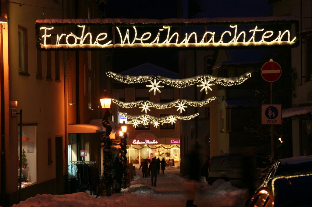 Weihnachtsbeleuchtung von Essert-Illuminationen mit LED-Lichtschlauch und Girlande als Straßenüberspannung in Marktheidenfeld