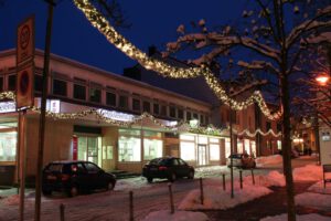 Weihnachtsbeleuchtung von Essert-Illuminationen mit LED-Lichterketten und Girlande als Straßenüberspannung in Marktheidenfeld
