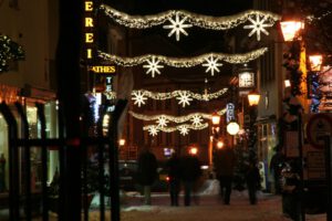 Weihnachtsbeleuchtung von Essert-Illuminationen mit LED-Lichterketten und Girlande als Straßenüberspannung in Marktheidenfeld