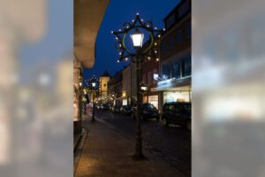 Weihnachtsbeleuchtung von Essert-Illuminationen mit LED-Tropfenlampen und Girlande als Laternenbeleuchtung in Marktredwitz
