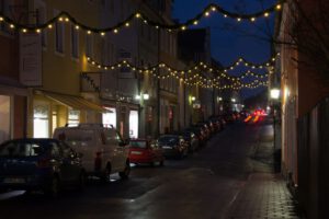 Weihnachtsbeleuchtung von Essert-Illuminationen mit LED-Tropfenlampen und Girlande als Straßenüberspannung in Marktredwitz