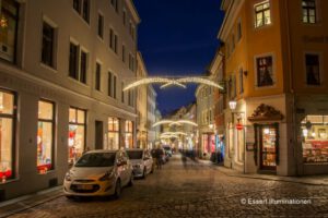 Weihnachtsbeleuchtung von Essert-Illuminationen mit LED-Lichterketten als Straßenüberspannung in Meissen