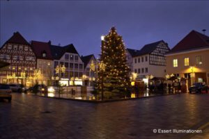 Weihnachtsbeleuchtung von Essert-Illuminationen mit LED-Lichterketten und Girlande als Baumbeleuchtung in Mellrichstadt