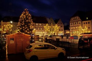 Weihnachtsbeleuchtung von Essert-Illuminationen mit LED-Lichterketten als Baumbeleuchtung in Mellrichstadt