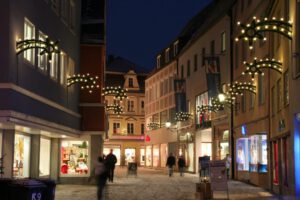 Weihnachtsbeleuchtung von Essert-Illuminationen mit LED-Tropfenlampen und Girlande als Gebäudebeleuchtung in Memmingen