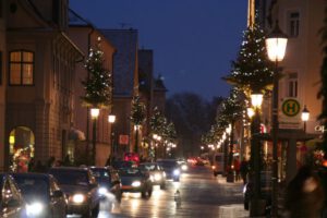 Weihnachtsbeleuchtung von Essert-Illuminationen mit LED-Lichterketten als Baumbeleuchtung in Memmingen