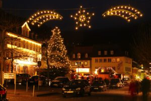 Weihnachtsbeleuchtung von Essert-Illuminationen mit LED-Tropfenlampen und Girlande als Straßenüberspannung in Miltenberg