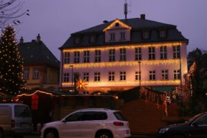 Weihnachtsbeleuchtung von Essert-Illuminationen mit LED-Lichterketten als Gebäudebeleuchtung in Miltenberg