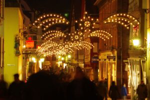 Weihnachtsbeleuchtung von Essert-Illuminationen mit LED-Tropfenlampen und Girlande als Straßenüberspannung in Miltenberg