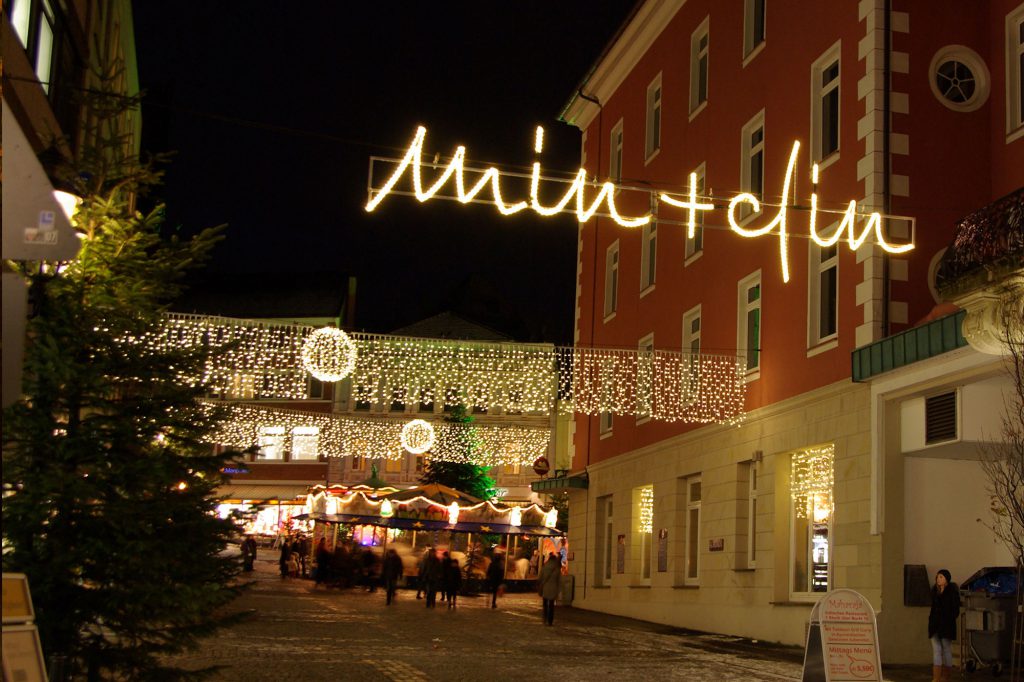 Weihnachtsbeleuchtung von Essert-Illuminationen mit LED-Lichterketten und LED-Lichtschlauch als Schriftzug und Straßenüberspannung in Minden