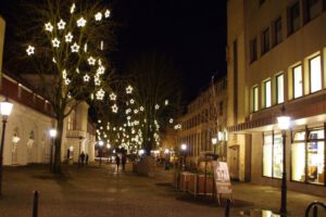 Weihnachtsbeleuchtung von Essert-Illuminationen mit LED-Lichtschlauch als Baumbeleuchtung in Minden