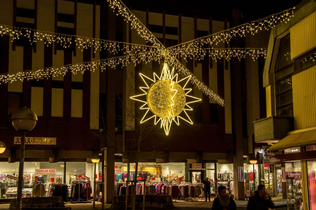 Weihnachtsbeleuchtung von Essert-Illuminationen mit LED-Lichterketten und Fiberglas als Straßenüberspannung in Minden
