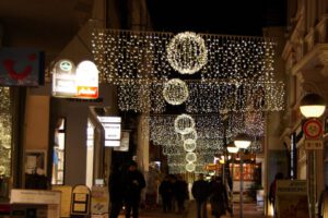Weihnachtsbeleuchtung von Essert-Illuminationen mit LED-Lichterketten als Straßenüberspannung in Minden