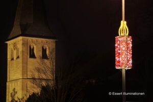 Weihnachtsbeleuchtung von Essert-Illuminationen mit LED-Lichterketten und Fiberglas als Laternenbeleuchtung in Monheim
