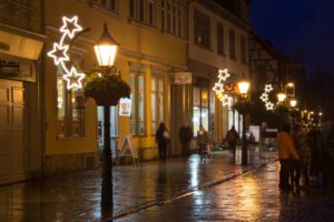 Weihnachtsbeleuchtung von Essert-Illuminationen mit LED-Lichtschlauch und Girlande als Laternenbeleuchtung in Mühlhausen