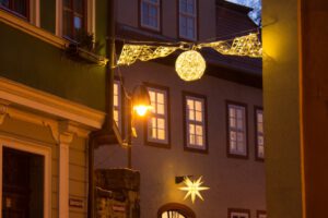 Weihnachtsbeleuchtung von Essert-Illuminationen mit LED-Lichterketten und Fiberglas als Straßenüberspannung in Mühlhausen