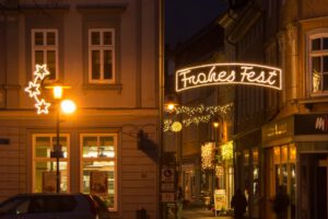 Weihnachtsbeleuchtung von Essert-Illuminationen mit LED-Lichtschlauch und Girlande als Straßenüberspannung in Mühlhausen
