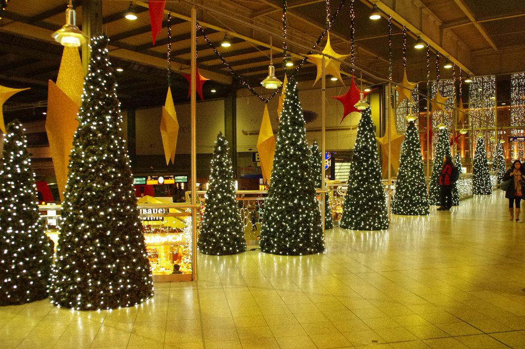 Weihnachtsbeleuchtung von Essert-Illuminationen mit Kegelbäumen im Hauptbahnhof in München