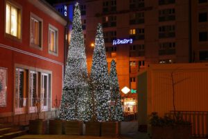 Weihnachtsbeleuchtung von Essert-Illuminationen mit Kegelbäumen am Hauptbahnhof in München
