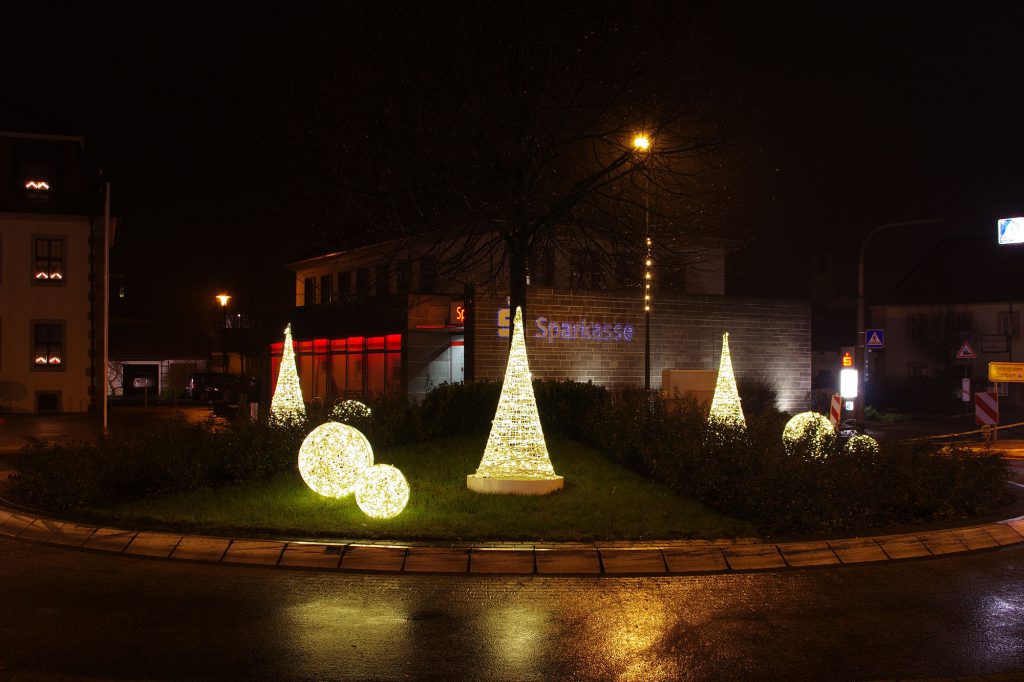Weihnachtsbeleuchtung von Essert-Illuminationen mit LED-Lichterketten und Fiberglas als Kreiselbeleuchtung in Neuhof