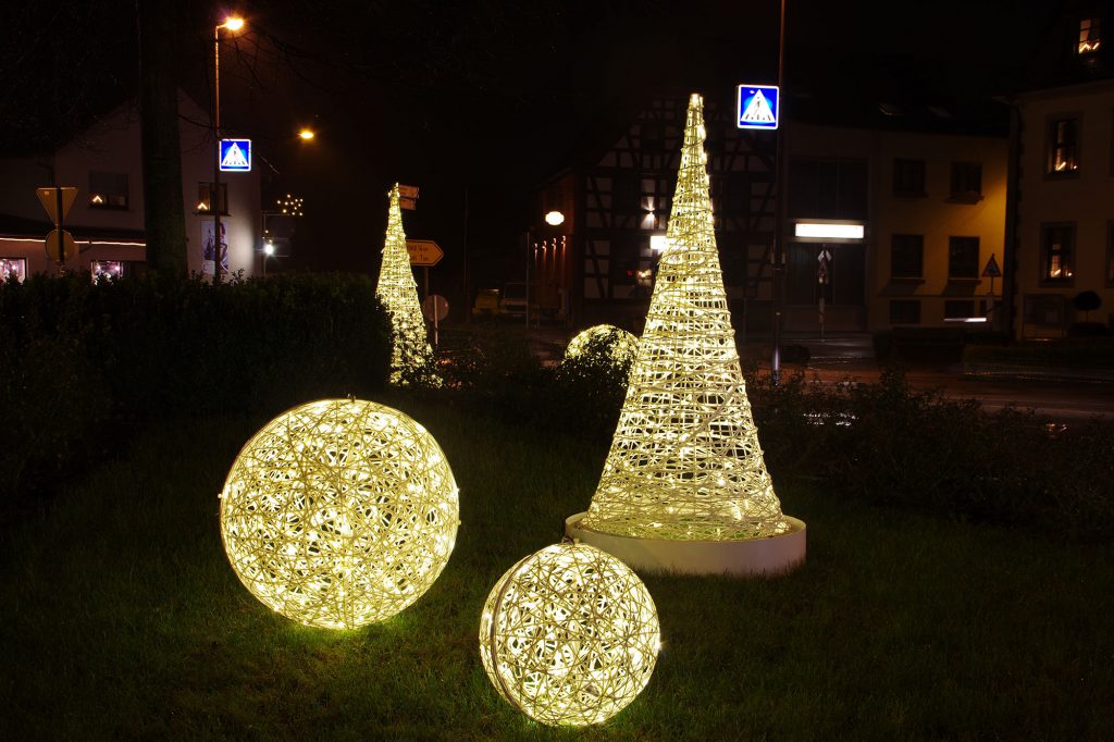 Weihnachtsbeleuchtung von Essert-Illuminationen mit LED-Lichterketten und Fiberglas als Kreiselbeleuchtung in Neuhof