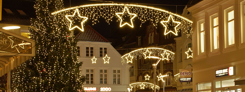 Pressebericht Weihnachtsbeleuchtung von Essert-Illuminationen mit LED-Lichterketten und LED-Lichtschlauch als Straßenüberspannung in Bergedorf Hamburg