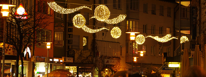 Pressebericht Weihnachtsbeleuchtung von Essert-Illuminationen mit LED-Lichterketten als Straßenüberspannung in Friedrichshafen