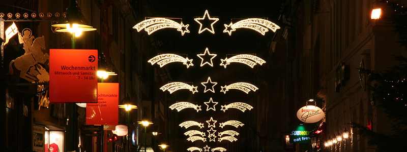 Pressebericht Weihnachtsbeleuchtung von Essert-Illuminationen mit LED-Lichterketten als Straßenüberspannung in Heidelberg