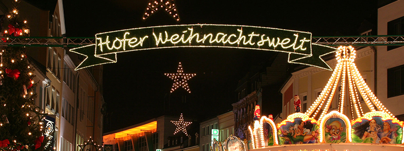 Pressebericht Weihnachtsbeleuchtung von Essert-Illuminationen mit LED-Lichtschlauch als Straßenüberspannung in Hof