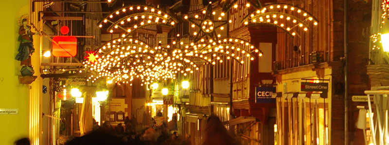 Pressebericht Weihnachtsbeleuchtung von Essert-Illuminationen mit LED-Tropfenlampen und Girlande als Straßenüberspannung in Miltenberg