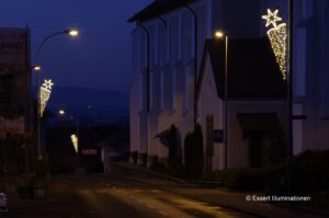 Weihnachtsbeleuchtung von Essert-Illuminationen mit LED-Lichterketten und LED-Lichtschlauch als Laternenbeleuchtung in Nottwil