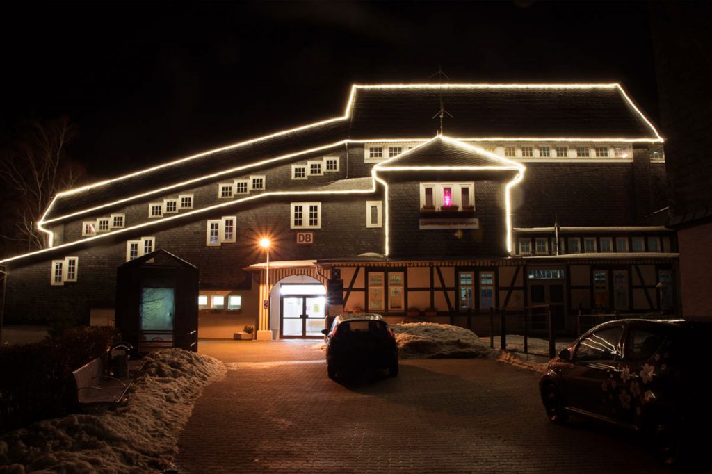 Weihnachtsbeleuchtung von Essert-Illuminationen mit LED-Lichtschlauch als Gebäudebeleuchtung der Bergbahn in Oberweissbach