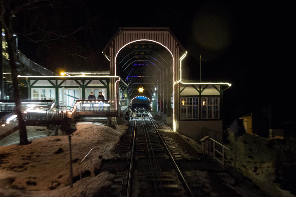 Weihnachtsbeleuchtung von Essert-Illuminationen mit LED-Lichtschlauch als Gebäudebeleuchtung der Bergbahn in Oberweissbach