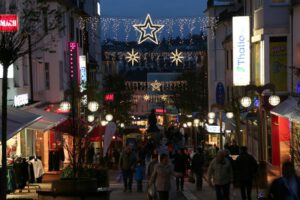Weihnachtsbeleuchtung von Essert-Illuminationen mit LED-Lichterketten als Straßenüberspannung in Pirmasens