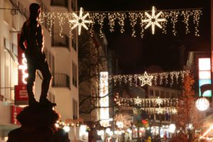 Weihnachtsbeleuchtung von Essert-Illuminationen mit LED-Lichterketten als Straßenüberspannung in Pirmasens