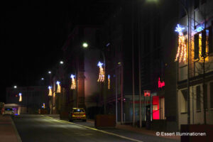 Weihnachtsbeleuchtung von Essert-Illuminationen mit LED-Lichterketten und LED-Lichtschlauch als Laternenbeleuchtung in Pirmasens