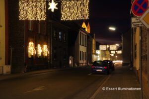 Weihnachtsbeleuchtung von Essert-Illuminationen mit LED-Lichterketten und Fiberglassternen als Straßenüberspannung in Polch