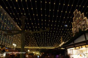 Weihnachtsbeleuchtung von Essert-Illuminationen mit LED-Lichtvorhängen als Straßenüberspannung in Recklinghausen